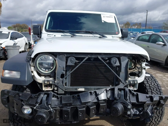 2020 Jeep Wrangler Unlimited Sport Altitude with VIN 1C4HJXDG9LW315977, listed as a IAAI auction lot 41788892 with 60,380 mi miles. Bid and sale history available at carsss.com. Image 13.