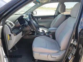 2014 Kia Sorento LX z VIN 5XYKT4A74EG461352, wystawiony jako Copart lot #53847275 z przebiegiem 100 700 mil mil oraz Szkoda całkowita • Salvage title. Historia ofert i sprzedaży dostępna na DreamBid. Obrazek 7.
