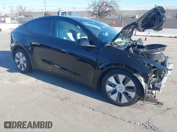 2024 Tesla Model Y Long Range with VIN 7SAYGAEE7RF014424, listed as a IAAI auction lot 41402098 with 6,052 mi miles and . Bid and sale history available at DreamBid. Image 1.