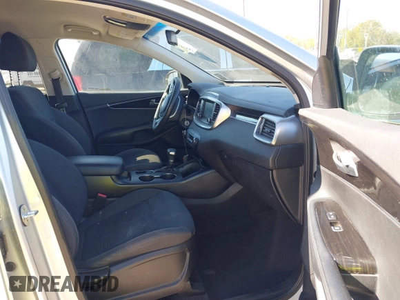 2019 Kia Sorento LX V6 with VIN 5XYPG4A59KG558518, listed as a IAAI auction lot 41808458 with 110,454 mi miles. Bid and sale history available at carsss.com. Image 5.