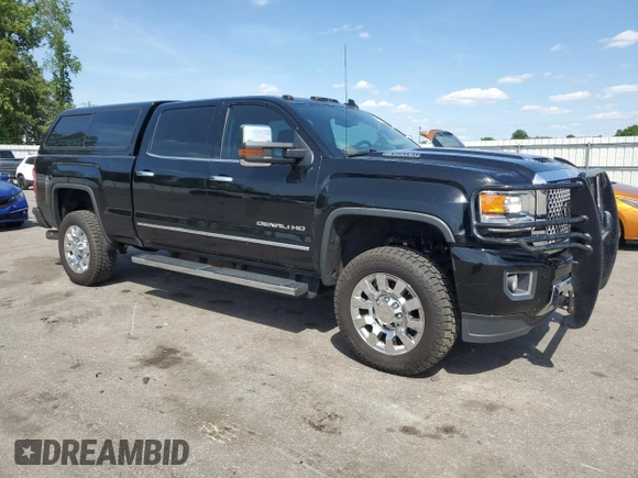 2017 GMC Sierra 2500HD Denali z VIN 1GT12UEY4HF203003, wystawiony jako Copart lot #55095115 z przebiegiem 172 926 mil mil oraz Szkoda całkowita • Salvage title. Historia ofert i sprzedaży dostępna na DreamBid. Obrazek 4.