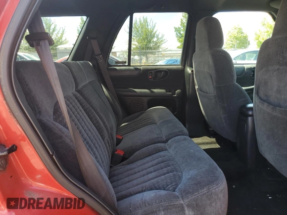 2000 Chevrolet Blazer LT z VIN 1GNDT13W8Y2392666, wystawiony jako Copart lot #56652895 z przebiegiem 223 924 mil mil oraz Szkoda całkowita • Salvage title. Historia ofert i sprzedaży dostępna na DreamBid. Obrazek 11.