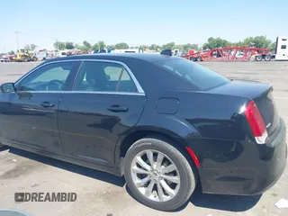 2016 Chrysler 300 Limited z VIN 2C3CCARG7GH314121, wystawiony jako IAAI lot #39842419 z przebiegiem 40 046 mil mil oraz . Historia ofert i sprzedaży dostępna na DreamBid. Obrazek 14.