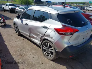 2019 Nissan Kicks S z VIN 3N1CP5CU5KL518974, wystawiony jako IAAI lot #42117317 z przebiegiem 88 001 mil mil oraz . Historia ofert i sprzedaży dostępna na DreamBid. Obrazek 3.