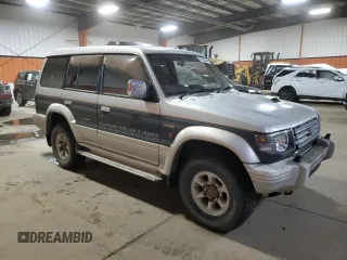 1995 Mitsubishi Montero z VIN 2BGF0126264046653, wystawiony jako Copart lot #81135584 z przebiegiem 254 106 mil mil oraz Czysty tytuł • Clean title. Historia ofert i sprzedaży dostępna na DreamBid. Obrazek 4.