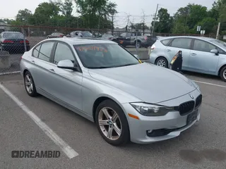 2013 BMW 3 Series 328i xDrive z VIN WBA3B5C56DF596873, wystawiony jako IAAI lot #42504933 z przebiegiem 113 918 mil mil oraz . Historia ofert i sprzedaży dostępna na DreamBid. Obrazek 1.