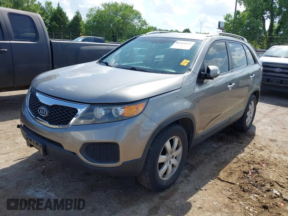 2013 Kia Sorento LX z VIN 5XYKTDA24DG349430, wystawiony jako IAAI lot #42549811 z przebiegiem 204 664 mil mil oraz . Historia ofert i sprzedaży dostępna na DreamBid. Obrazek 19.