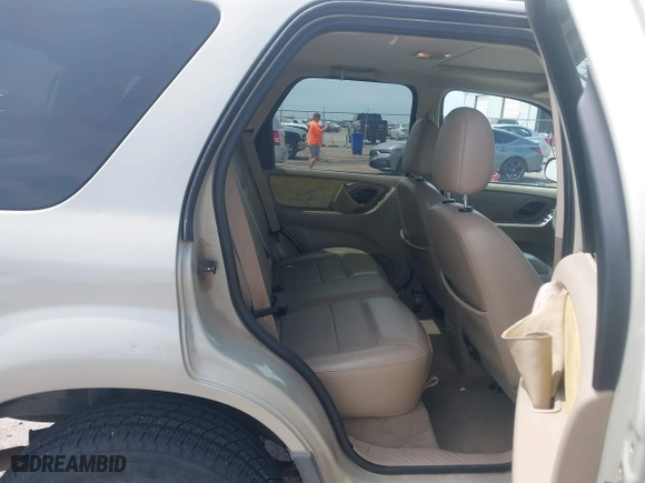 2005 Ford Escape XLT with VIN 1FMYU93135KC70928, listed as a IAAI auction lot 42102594 with 107,225 mi miles. Bid and sale history available at carsss.com. Image 8.