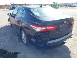 2019 Toyota Camry LE z VIN 4T1B11HK8KU197444, wystawiony jako IAAI lot #41710904 z przebiegiem 137 766 mil mil oraz . Historia ofert i sprzedaży dostępna na DreamBid. Obrazek 3.