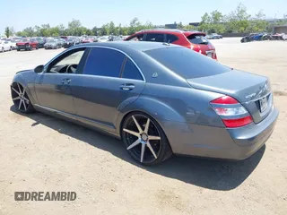 2007 Mercedes-Benz S 550 z VIN WDDNG71X27A118583, wystawiony jako IAAI lot #42328546 z przebiegiem 113 801 mil mil oraz . Historia ofert i sprzedaży dostępna na DreamBid. Obrazek 3.