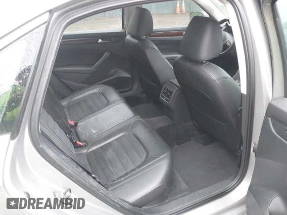 2013 Volkswagen Passat SEL Premium z VIN 1VWCN7A37DC045616, wystawiony jako IAAI lot #42381835 z przebiegiem 130 535 mil mil oraz . Historia ofert i sprzedaży dostępna na DreamBid. Obrazek 8.
