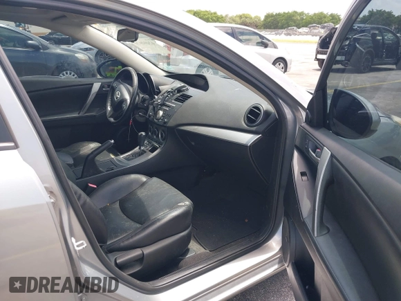 2011 Mazda 3 S Grand Touring z VIN JM1BL1W55B1474676, wystawiony jako IAAI lot #42494974 z przebiegiem 162 285 mil mil oraz . Historia ofert i sprzedaży dostępna na DreamBid. Obrazek 5.