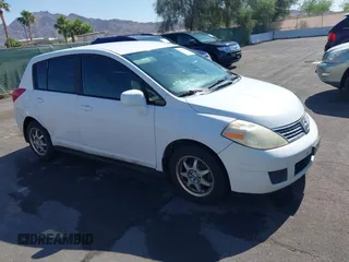 2007 Nissan Versa S z VIN 3N1BC13E37L457284, wystawiony jako IAAI lot #42327441 z przebiegiem 255 089 mil mil oraz . Historia ofert i sprzedaży dostępna na DreamBid. Obrazek 1.