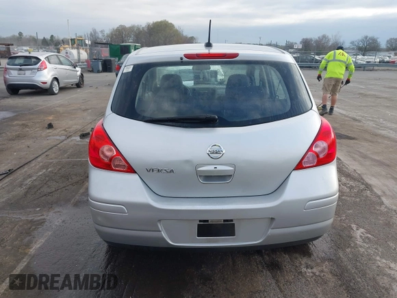 2007 Nissan Versa S z VIN 3N1BC13E47L369909, wystawiony jako IAAI lot #41831330 z przebiegiem 115 767 mil mil oraz . Historia ofert i sprzedaży dostępna na DreamBid. Obrazek 16.
