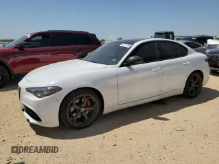 2020 Alfa Romeo Giulia Ti Sport z VIN ZARFAMBN5L7626345, wystawiony jako Copart lot #52717805 z przebiegiem 28 484 mil mil oraz Czysty tytuł • Clean title. Historia ofert i sprzedaży dostępna na DreamBid. Obrazek 1.