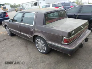 1992 Dodge Dynasty LE z VIN 1B3XC56R0ND750136, wystawiony jako IAAI lot #41955511 z przebiegiem 144 248 mil mil oraz . Historia ofert i sprzedaży dostępna na DreamBid. Obrazek 3.