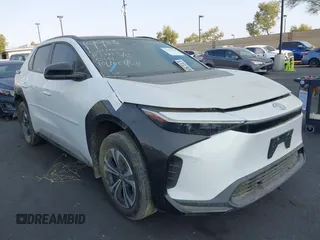 2023 Toyota bZ4X XLE z VIN JTMAAAAA9PA017477, wystawiony jako IAAI lot #42707474 z przebiegiem 29 788 mil mil oraz . Historia ofert i sprzedaży dostępna na DreamBid. Obrazek 1.