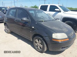 2008 Chevrolet Aveo SVM z VIN KL1TD66648B239560, wystawiony jako IAAI lot #42021838 z przebiegiem 106 568 mil mil oraz . Historia ofert i sprzedaży dostępna na DreamBid. Obrazek 1.
