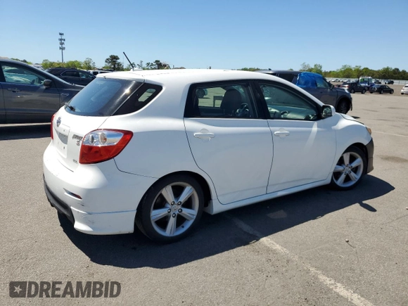 2009 Toyota Matrix S z VIN 2T1LE40E99C004312, wystawiony jako Copart lot #57679935 z przebiegiem 149 608 mil mil oraz Czysty tytuł • Clean title. Historia ofert i sprzedaży dostępna na DreamBid. Obrazek 3.