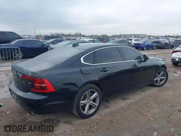 2018 Volvo S90 Momentum with VIN LVY982AK7JP025569, listed as a IAAI auction lot 41684964 with 102,815 mi miles. Bid and sale history available at carsss.com. Image 4.