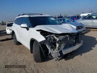 2023 Toyota Highlander L z VIN 5TDKDRAH7PS519611, wystawiony jako IAAI lot #42519297 z przebiegiem 18 950 mil mil oraz . Historia ofert i sprzedaży dostępna na DreamBid. Obrazek 1.