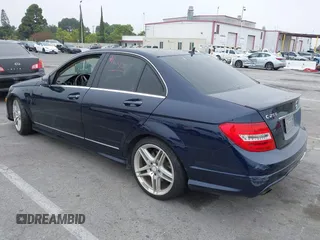 2013 Mercedes-Benz C 250 Sport z VIN WDDGF4HB6DR255558, wystawiony jako IAAI lot #42468034 z przebiegiem 201 462 mil mil oraz . Historia ofert i sprzedaży dostępna na DreamBid. Obrazek 3.