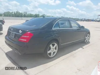 2012 Mercedes-Benz S 550 z VIN WDDNG7DB2CA430249, wystawiony jako IAAI lot #42393133 z przebiegiem 107 283 mil mil oraz . Historia ofert i sprzedaży dostępna na DreamBid. Obrazek 4.
