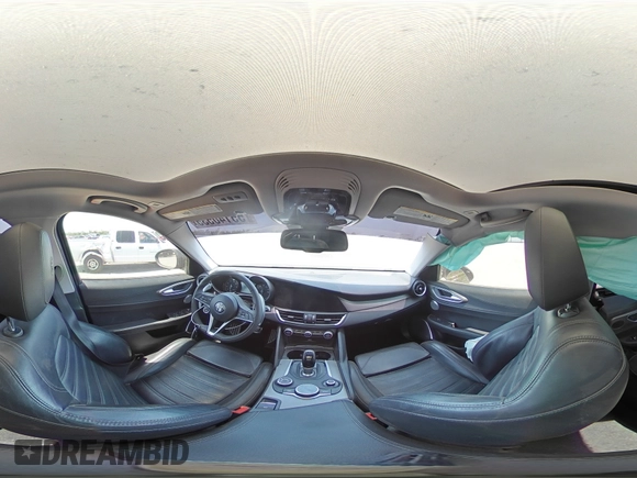 2018 Alfa Romeo Giulia Ti Sport z VIN ZARFAECN7J7588845, wystawiony jako Copart lot #55140535 z przebiegiem Nie podano mil oraz Szkoda całkowita • Salvage title. Historia ofert i sprzedaży dostępna na DreamBid. Obrazek 14.