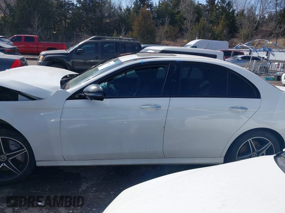 2019 Mercedes-Benz E-Class E 300 with VIN WDDZF4KB0KA581546, listed as a IAAI auction lot 41584704 with 86,014 mi miles. Bid and sale history available at carsss.com. Image 15.