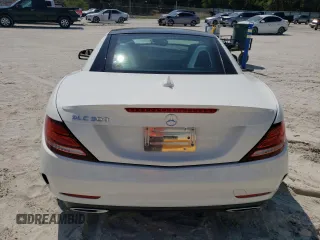 2018 Mercedes-Benz SLC 300 z VIN WDDPK3JA6JF152323, wystawiony jako Copart lot #51812223 z przebiegiem 24 861 mil mil oraz . Historia ofert i sprzedaży dostępna na DreamBid. Obrazek 6.