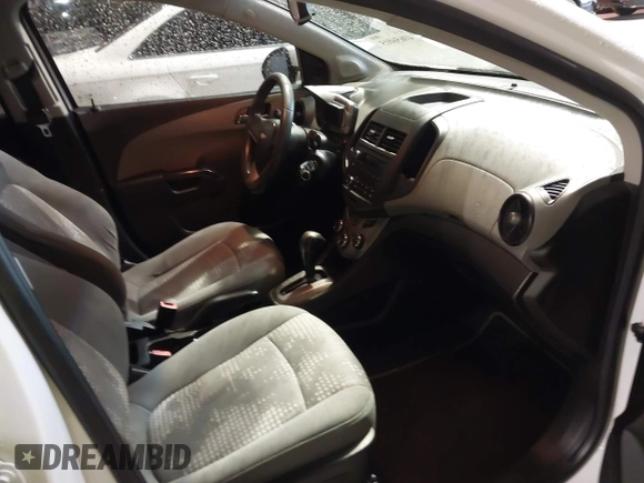 2013 Chevrolet Sonic LS z VIN 1G1JA6SH6D4189641, wystawiony jako IAAI lot #41656015 z przebiegiem 197 027 mil mil oraz . Historia ofert i sprzedaży dostępna na DreamBid. Obrazek 5.