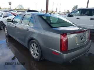 2005 Cadillac STS z VIN 1G6DW677X50185643, wystawiony jako IAAI lot #41730111 z przebiegiem 218 764 mil mil oraz . Historia ofert i sprzedaży dostępna na DreamBid. Obrazek 3.