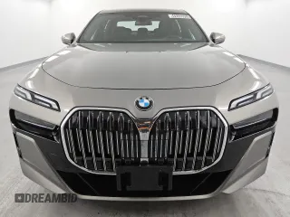 2024 BMW 7 Series 740i xDrive with VIN WBA33EH03RCS41680, listed as a Copart auction lot 49400955 with 17,343 mi miles and Clean Title. Bid and sale history available at carsss.com. Image 5.