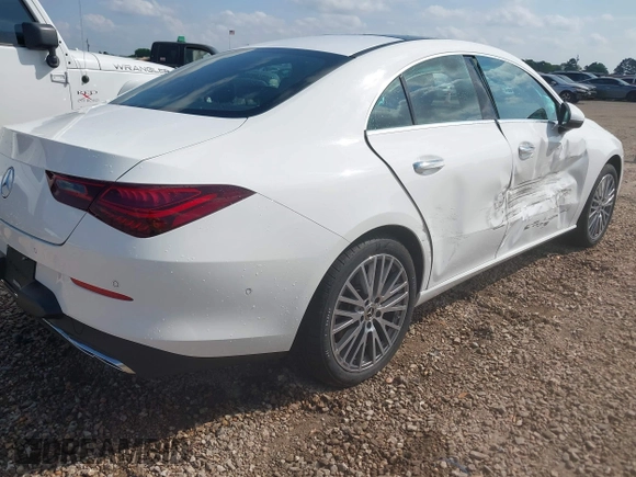 2025 Mercedes-Benz CLA 250 z VIN W1K5J4GB5SN513578, wystawiony jako IAAI lot #42120213 z przebiegiem 18 216 mil mil oraz . Historia ofert i sprzedaży dostępna na DreamBid. Obrazek 4.