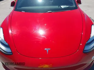 2018 Tesla Model 3 Long Range Battery z VIN 5YJ3E1EAXJF048839, wystawiony jako IAAI lot #42328412 z przebiegiem 83 083 mil mil oraz . Historia ofert i sprzedaży dostępna na DreamBid. Obrazek 10.