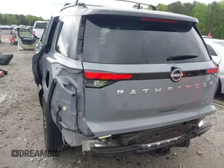 2024 Nissan Pathfinder Platinum z VIN 5N1DR3DKXRC244704, wystawiony jako IAAI lot #41983121 z przebiegiem 23 111 mil mil oraz . Historia ofert i sprzedaży dostępna na DreamBid. Obrazek 18.