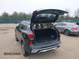 2023 Kia Seltos EX z VIN KNDERCAA9P7468220, wystawiony jako IAAI lot #38660032 z przebiegiem 13 077 mil mil oraz . Historia ofert i sprzedaży dostępna na DreamBid. Obrazek 3.