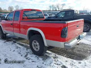 2000 Dodge Dakota SLT with VIN 1B7GG22X5YS655335, listed as a IAAI auction lot 41275339 with 132,121 mi miles and . Bid and sale history available at carsss.com. Image 3.