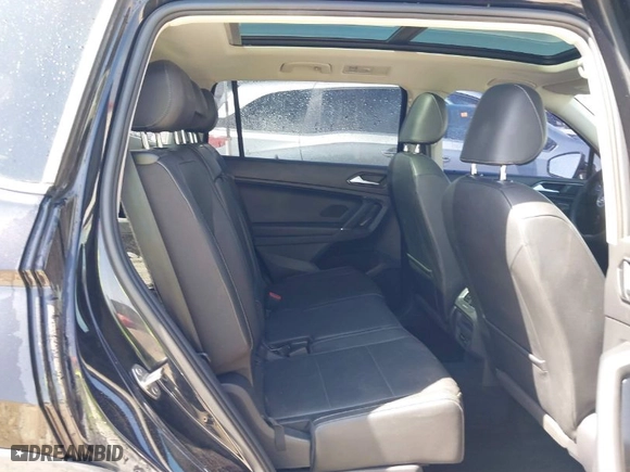 2018 Volkswagen Tiguan SEL with VIN 3VV3B7AX2JM165849, listed as a IAAI auction lot 41827856 with 114,238 mi miles. Bid and sale history available at carsss.com. Image 8.
