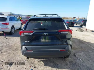 2021 Toyota RAV4 XLE Premium z VIN 2T3C1RFVXMW105387, wystawiony jako IAAI lot #42238526 z przebiegiem 58 627 mil mil oraz . Historia ofert i sprzedaży dostępna na DreamBid. Obrazek 16.