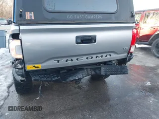 2017 Toyota Tacoma SR5 z VIN 3TMCZ5AN3HM045386, wystawiony jako IAAI lot #41330487 z przebiegiem 140 867 mil mil oraz . Historia ofert i sprzedaży dostępna na DreamBid. Obrazek 6.