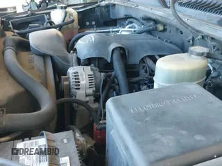 2001 Chevrolet Silverado 2500HD LS z VIN 1GCHK29U41E185737, wystawiony jako IAAI lot #42054208 z przebiegiem 305 413 mil mil oraz . Historia ofert i sprzedaży dostępna na DreamBid. Obrazek 19.