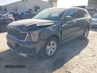 2025 Kia Sorento LX z VIN 5XYRG4JC4SG355799, wystawiony jako IAAI lot #41709416 z przebiegiem 1698 mil mil oraz . Historia ofert i sprzedaży dostępna na DreamBid. Obrazek 2.