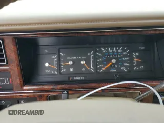 1992 Chrysler New Yorker z VIN 1C3XV66R9ND794543, wystawiony jako Copart lot #45347925 z przebiegiem 46 550 mil mil oraz Tytuł czysty. Historia ofert i sprzedaży dostępna na DreamBid. Obrazek 9.