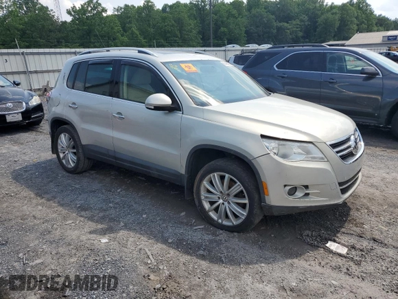 2011 Volkswagen Tiguan SEL z VIN WVGBV7AX4BW534922, wystawiony jako Copart lot #60486775 z przebiegiem Nie podano mil oraz Czysty tytuł • Clean title. Historia ofert i sprzedaży dostępna na DreamBid. Obrazek 4.