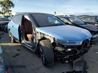 2023 BMW iX M60 z VIN WB533CF05PCL46241, wystawiony jako Copart lot #77515293 z przebiegiem 4925 mil mil oraz . Historia ofert i sprzedaży dostępna na DreamBid. Obrazek 4.