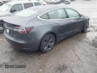 2020 Tesla Model 3 Long Range z VIN 5YJ3E1EBXLF770064, wystawiony jako IAAI lot #41424909 z przebiegiem 96 972 mil mil oraz . Historia ofert i sprzedaży dostępna na DreamBid. Obrazek 4.