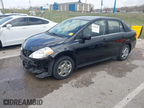 2008 Nissan Versa S z VIN 3N1BC11EX8L446772, wystawiony jako IAAI lot #41824455 z przebiegiem 145 793 mil mil oraz . Historia ofert i sprzedaży dostępna na DreamBid. Obrazek 20.