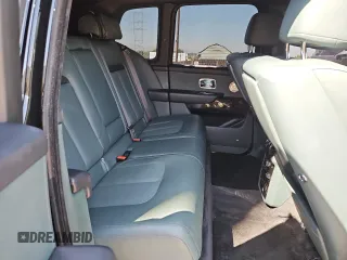 2022 Rolls-Royce Cullinan z VIN IDCO004308ZZ, wystawiony jako Copart lot #64985434 z przebiegiem 23 414 mil mil oraz Czysty tytuł • Clean title. Historia ofert i sprzedaży dostępna na DreamBid. Obrazek 11.