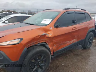 2016 Jeep Cherokee Trailhawk z VIN 1C4PJMBS0GW155379, wystawiony jako IAAI lot #41472352 z przebiegiem 116 036 mil mil oraz . Historia ofert i sprzedaży dostępna na DreamBid. Obrazek 6.